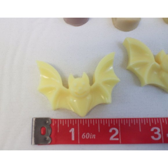 Skulls & Bats Wax Melts | Lemon Sugar Cookie Skull Tarts | Hand Poured - Picture 3 of 4